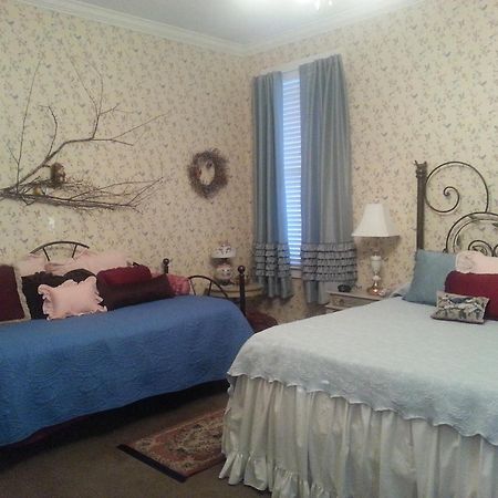 Holly House Of Hamilton Bed & Breakfast Стая снимка