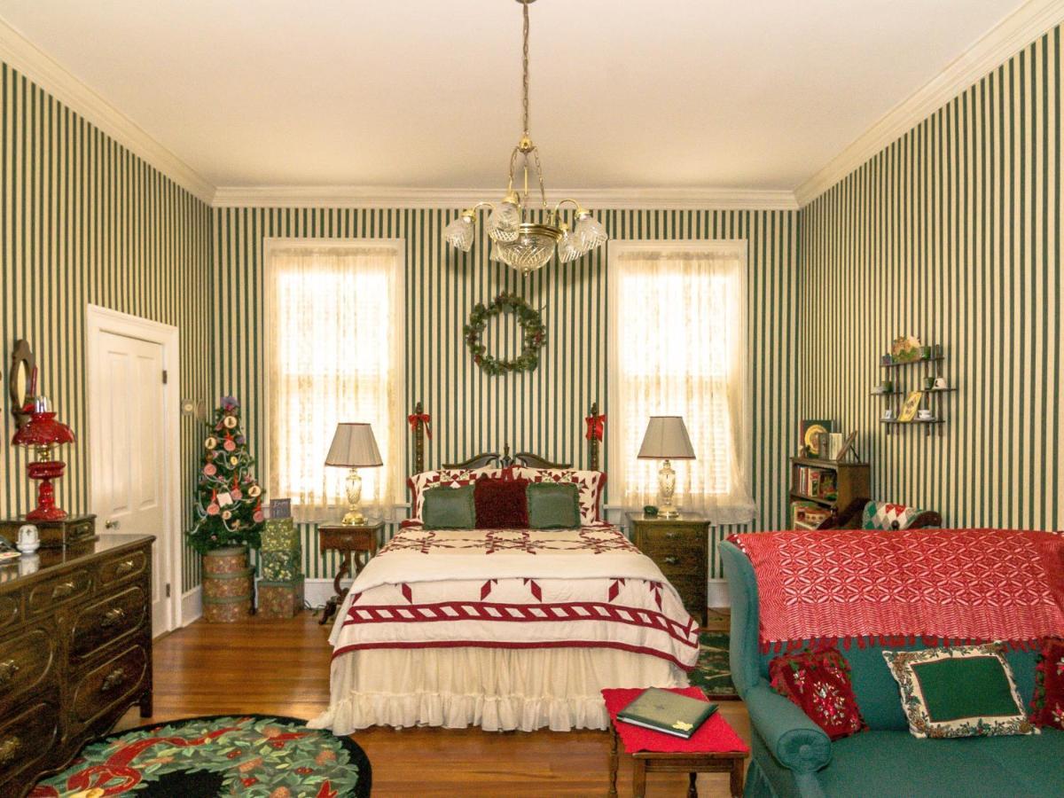 Holly House Of Hamilton Bed & Breakfast Екстериор снимка