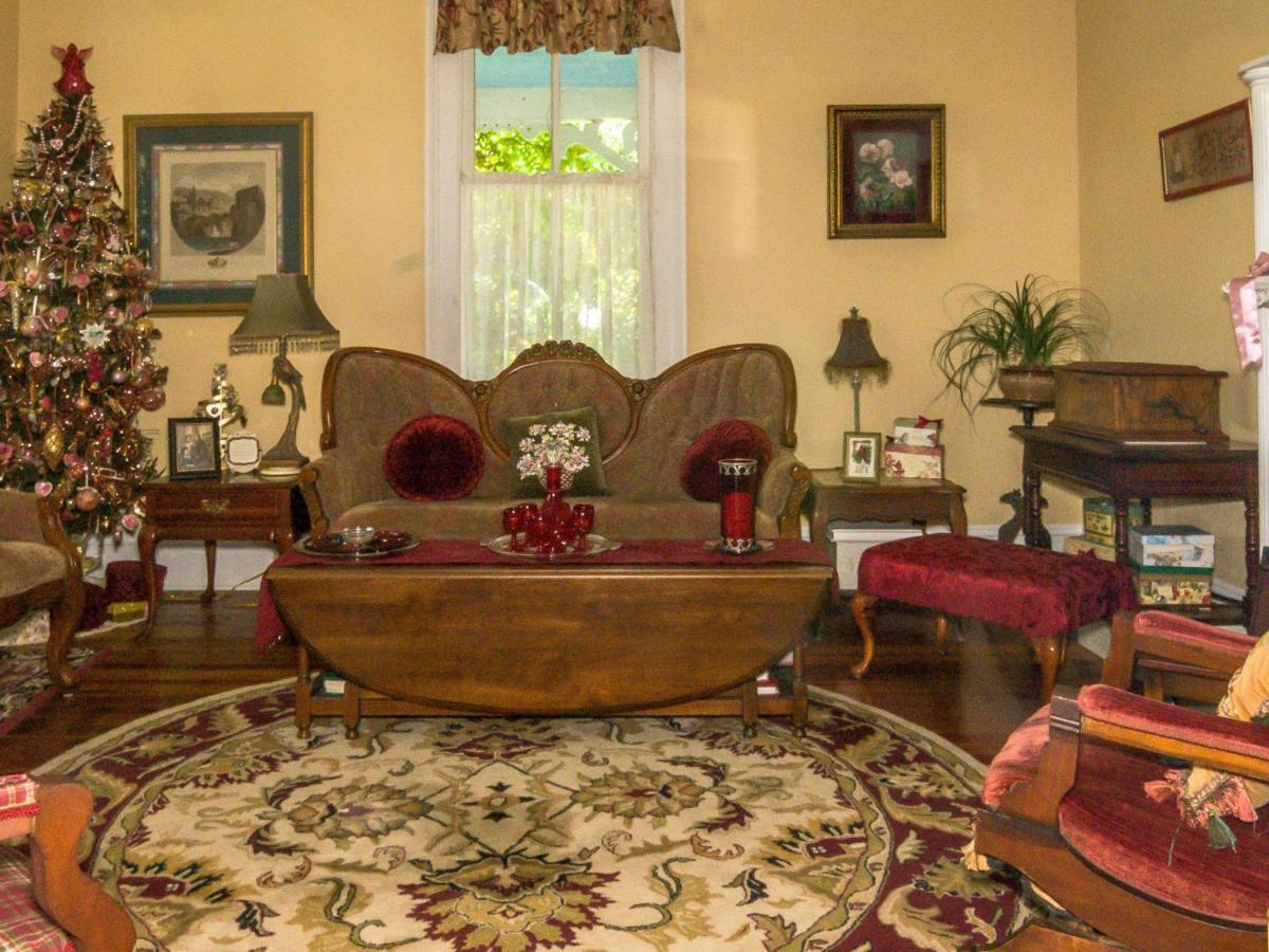 Holly House Of Hamilton Bed & Breakfast Екстериор снимка