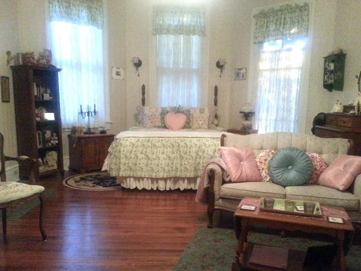 Holly House Of Hamilton Bed & Breakfast Екстериор снимка