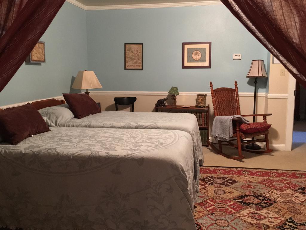 Holly House Of Hamilton Bed & Breakfast Екстериор снимка