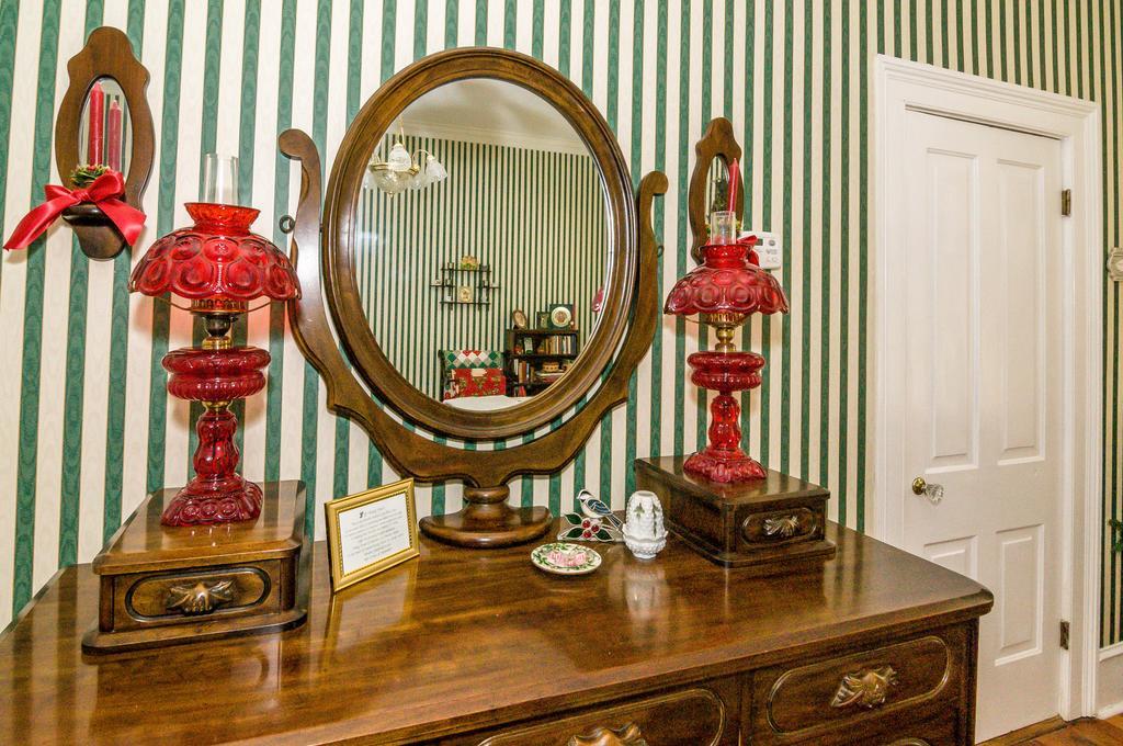 Holly House Of Hamilton Bed & Breakfast Екстериор снимка