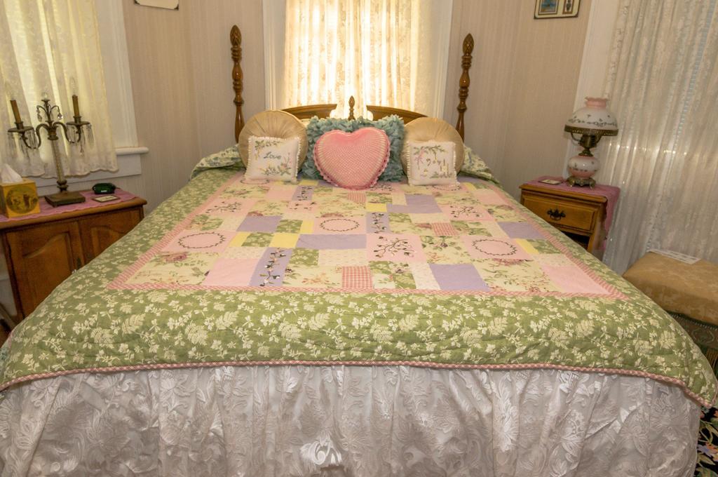 Holly House Of Hamilton Bed & Breakfast Екстериор снимка
