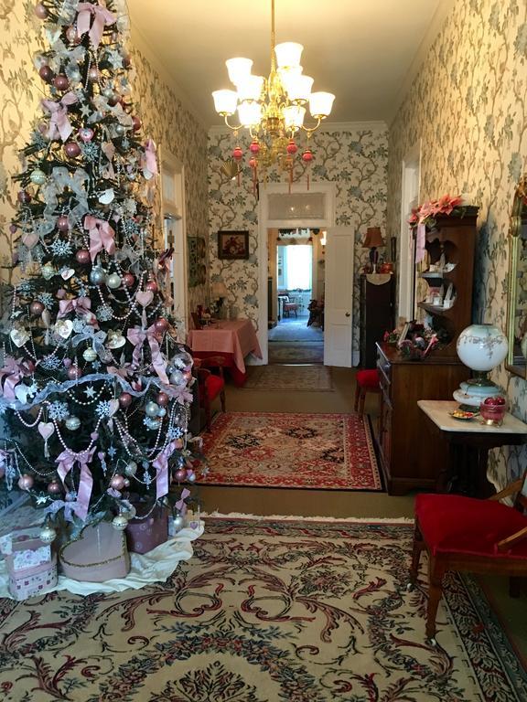 Holly House Of Hamilton Bed & Breakfast Екстериор снимка