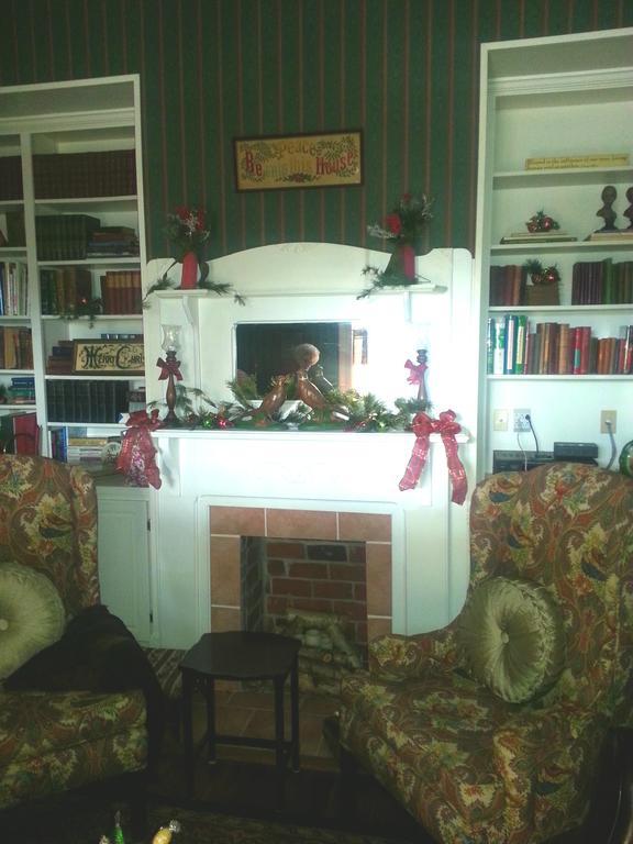 Holly House Of Hamilton Bed & Breakfast Екстериор снимка