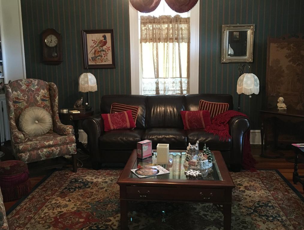 Holly House Of Hamilton Bed & Breakfast Екстериор снимка