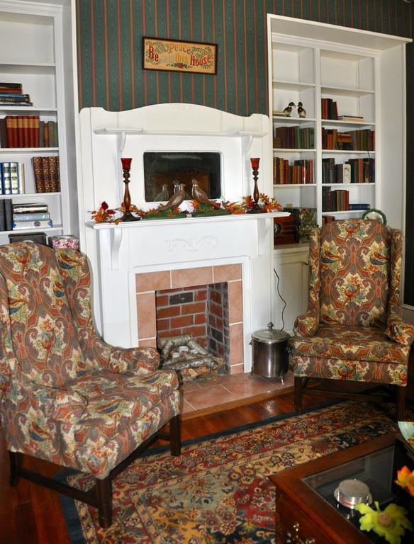 Holly House Of Hamilton Bed & Breakfast Екстериор снимка