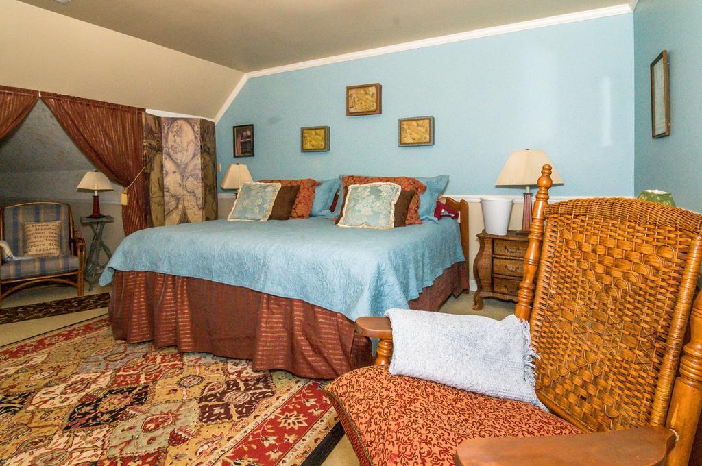 Holly House Of Hamilton Bed & Breakfast Екстериор снимка
