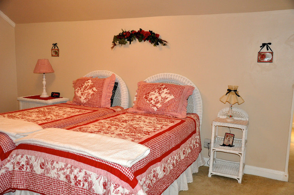 Holly House Of Hamilton Bed & Breakfast Екстериор снимка