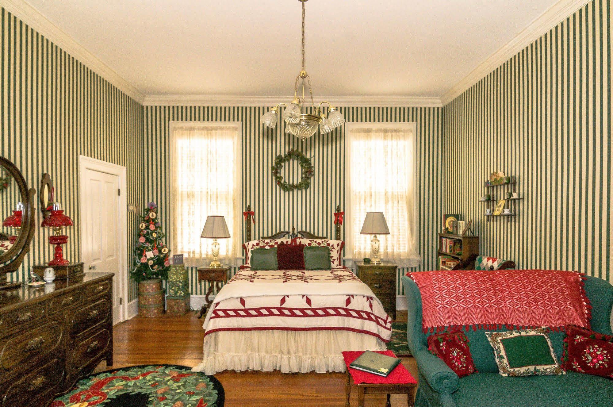 Holly House Of Hamilton Bed & Breakfast Екстериор снимка
