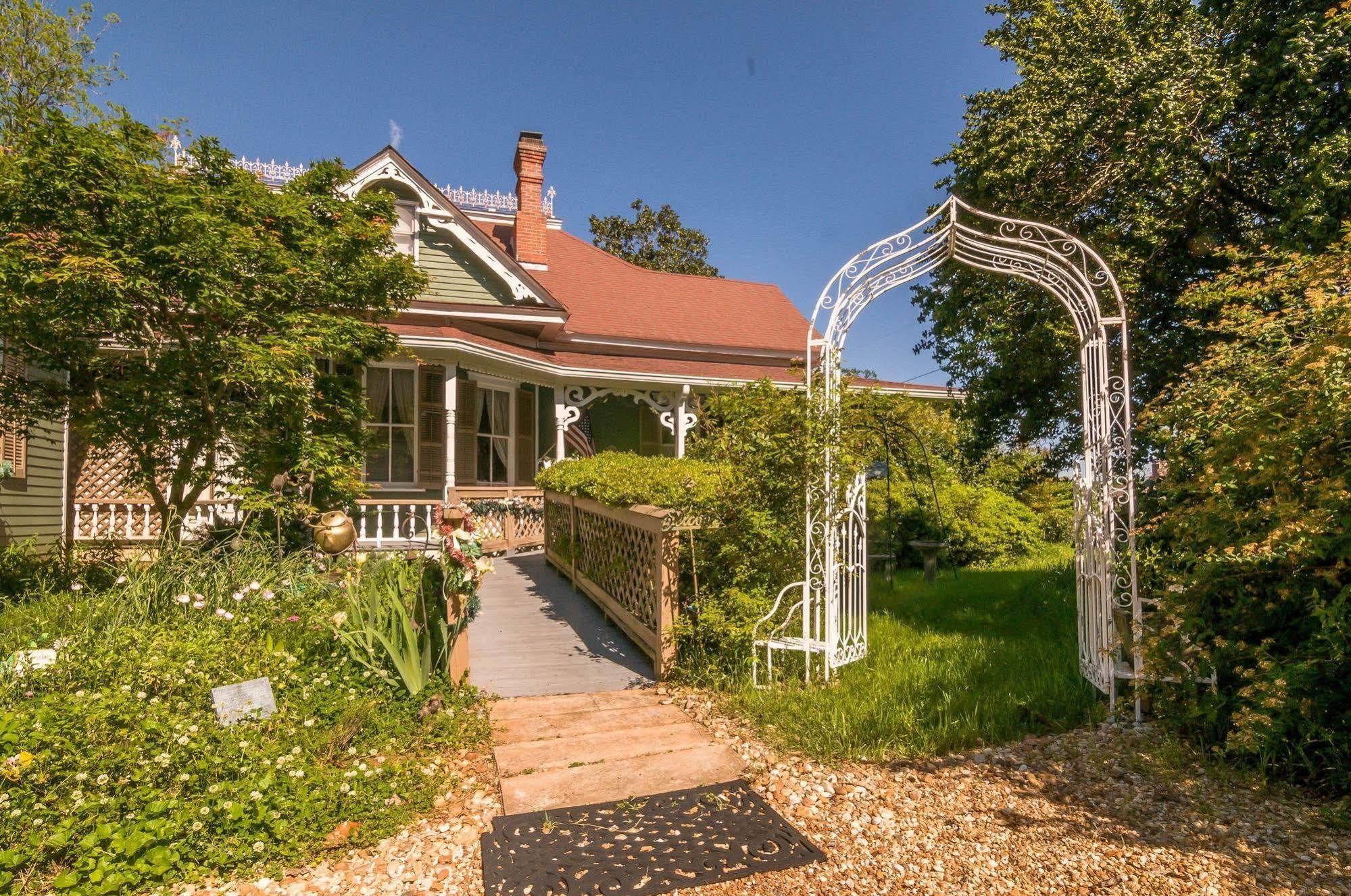 Holly House Of Hamilton Bed & Breakfast Екстериор снимка
