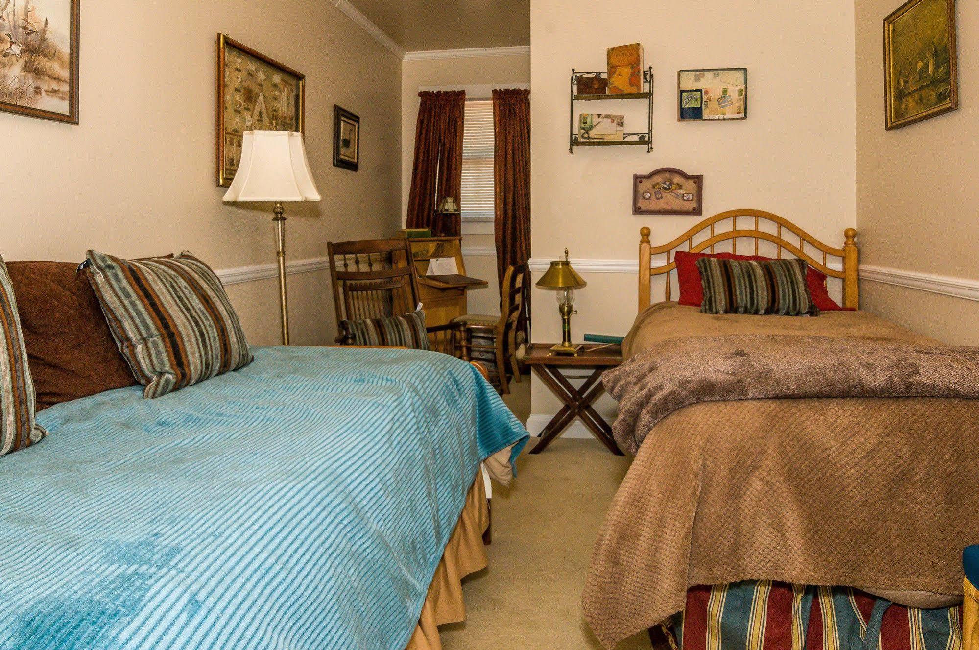 Holly House Of Hamilton Bed & Breakfast Екстериор снимка